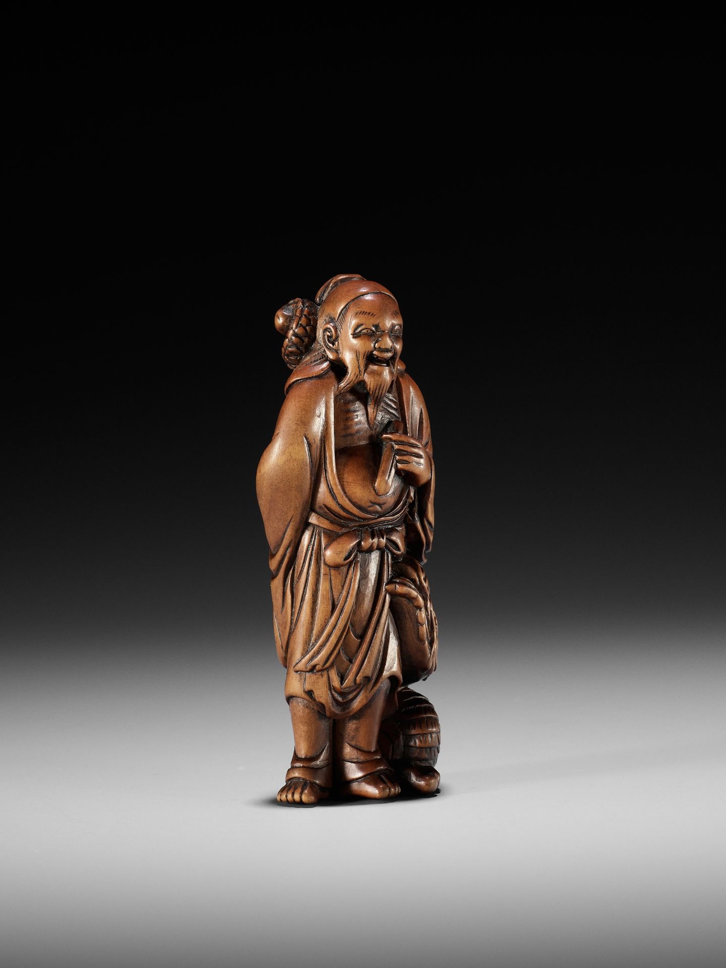 AN EXCEPTIONAL AND RARE WOOD NETSUKE OF RYO TOHIN TAUNTING A DRAGON - Bild 10 aus 16