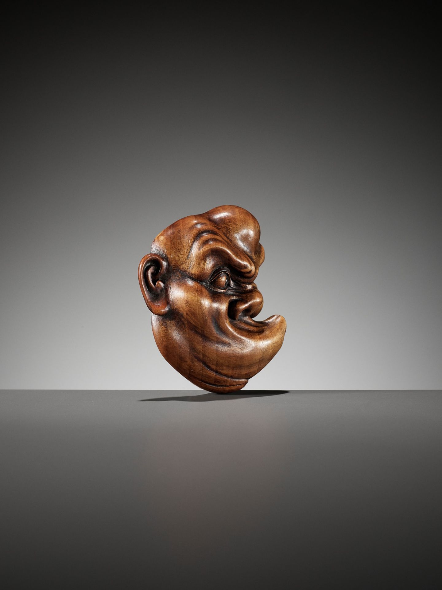 A LARGE WOOD MASK NETSUKE OF USOFUKI - Bild 3 aus 8