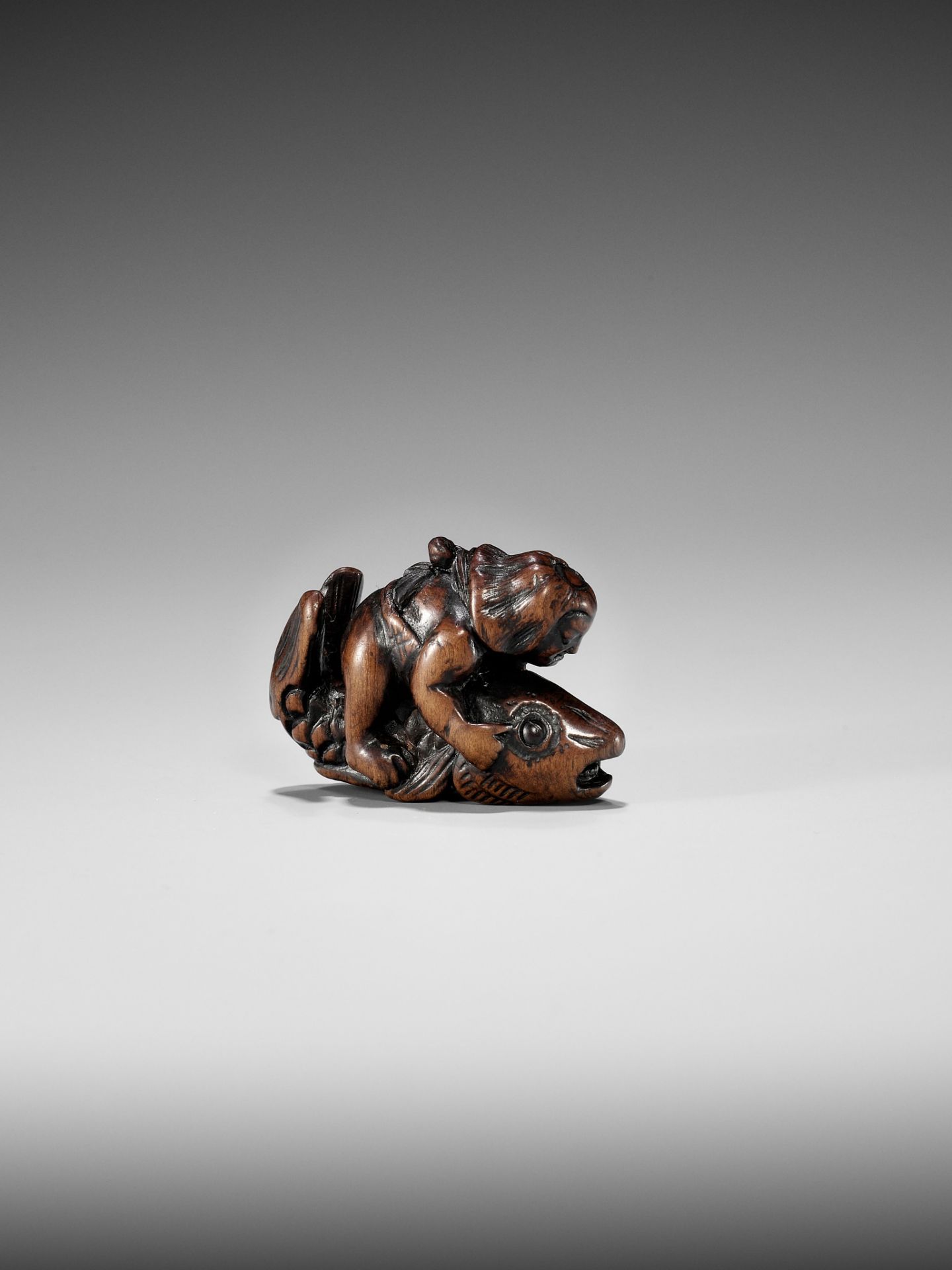 AN EARLY WOOD NETSUKE DEPICTING ONIWAKAMARU BATTLING THE GIANT CARP - Image 7 of 9