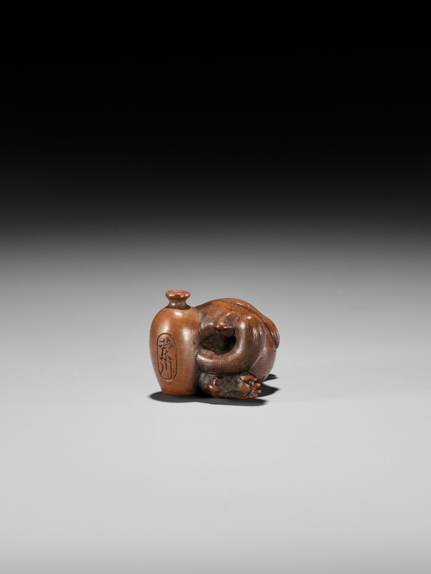 RANSEN: A FINE WOOD NETSUKE OF A DRUNKEN TANUKI HARA NO TSUZUMI - Bild 13 aus 14