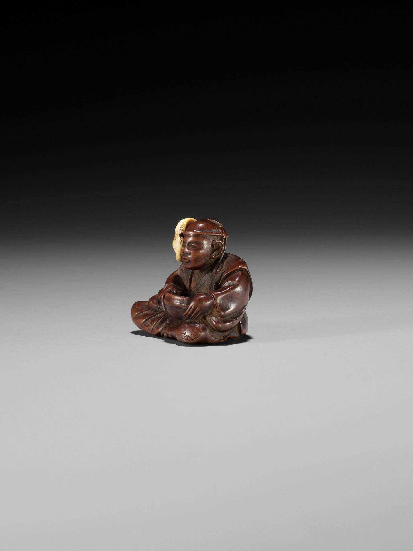 RYUSEI: A FINE WOOD NETSUKE OF AN ACTOR WITH A BUAKU MASK - Bild 6 aus 11