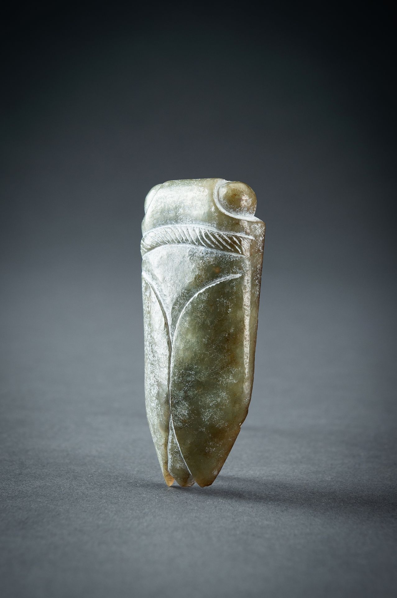 AN ARCHAISTIC GREEN JADE PENDANT OF A CICADA - Image 5 of 20