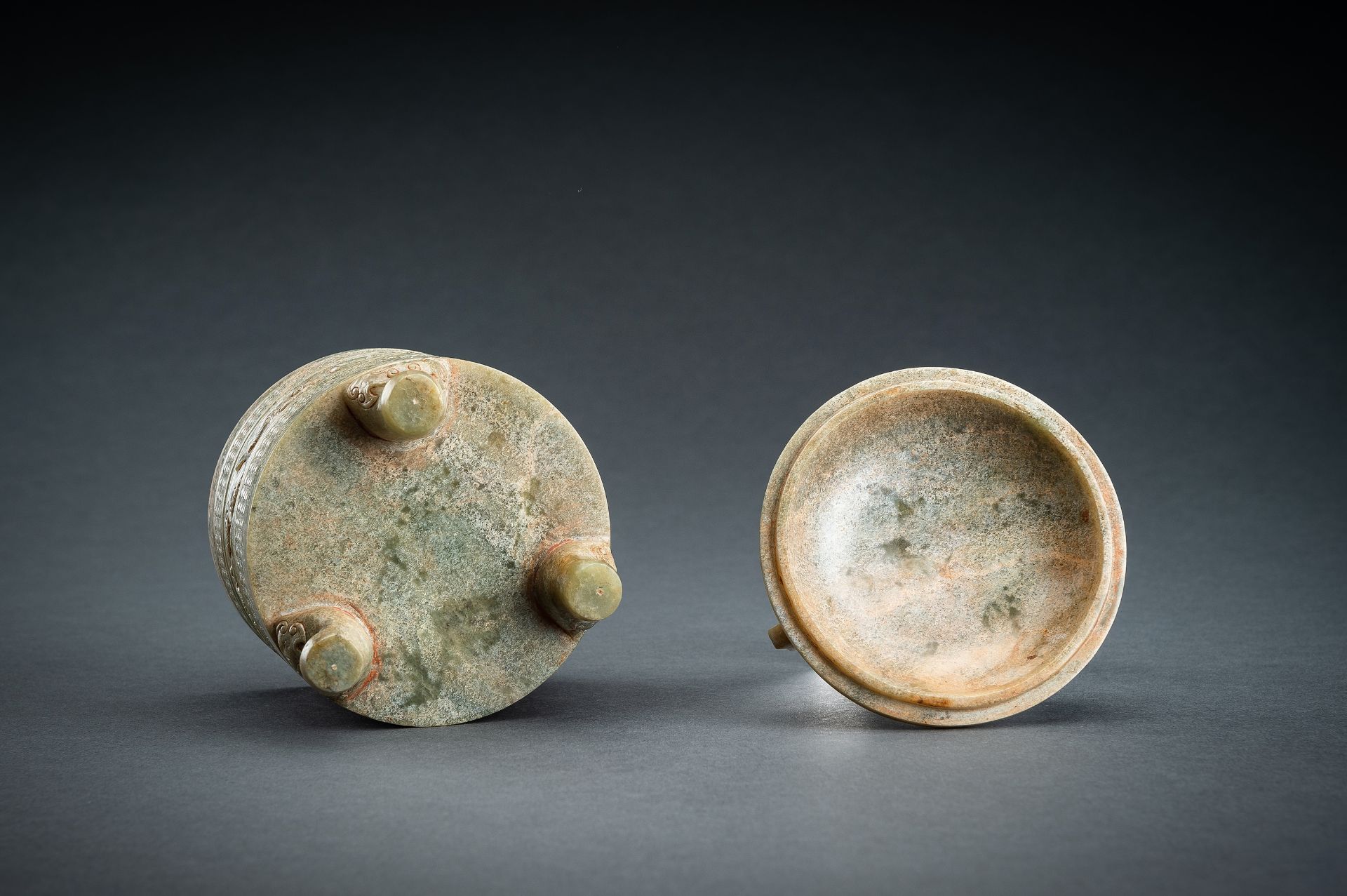 AN ARCHAISTIC GREEN JADE TRIPOD VESSEL - Image 16 of 16
