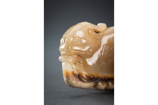 AN ARCHAISTIC PALE CELADON JADE PENDANT OF A QILIN, QING - Image 13 of 13