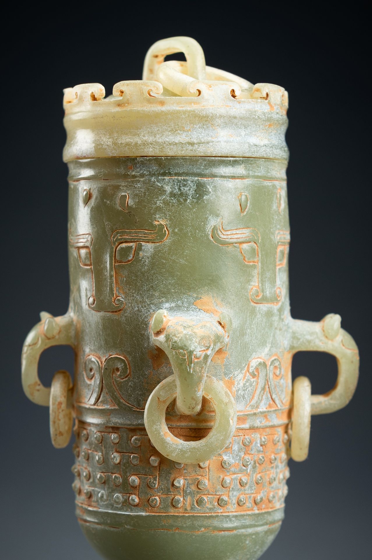 A SMALL ARCHAISTIC CELADON JADE VASE AND COVER - Image 3 of 18