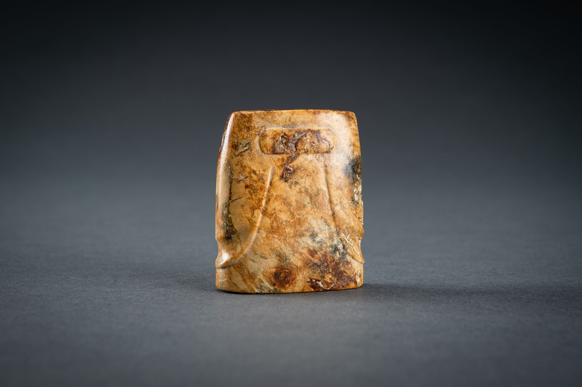 AN ARCHAISTIC JADE PENDANT, QING - Image 2 of 15