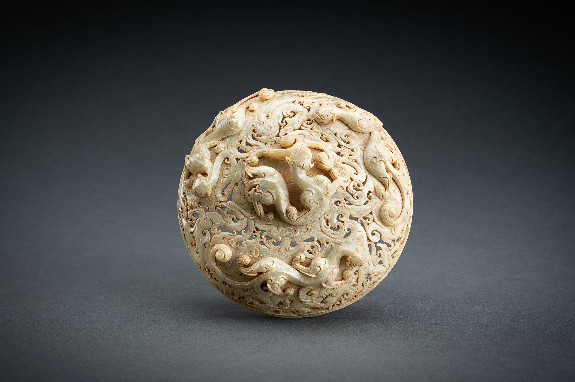 A LARGE AND IMPRESSIVE 3-PART RETICULATED CELADON JADE VESSEL - Image 17 of 19