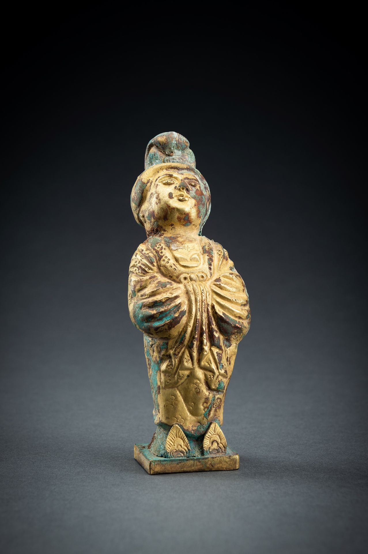 AN ARCHAISTIC FIRE-GILT COPPER REPOUSSÃ‰ FIGURE OF A COURT LADY - Image 9 of 12