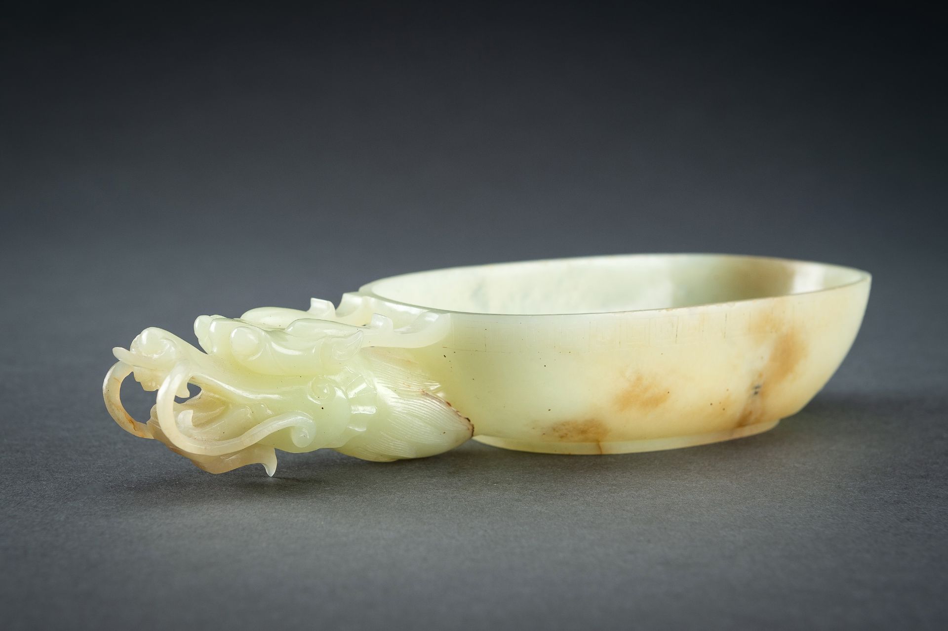 AN ARCHAISTIC YELLOW JADE 'DRAGON' WASHER - Image 5 of 20