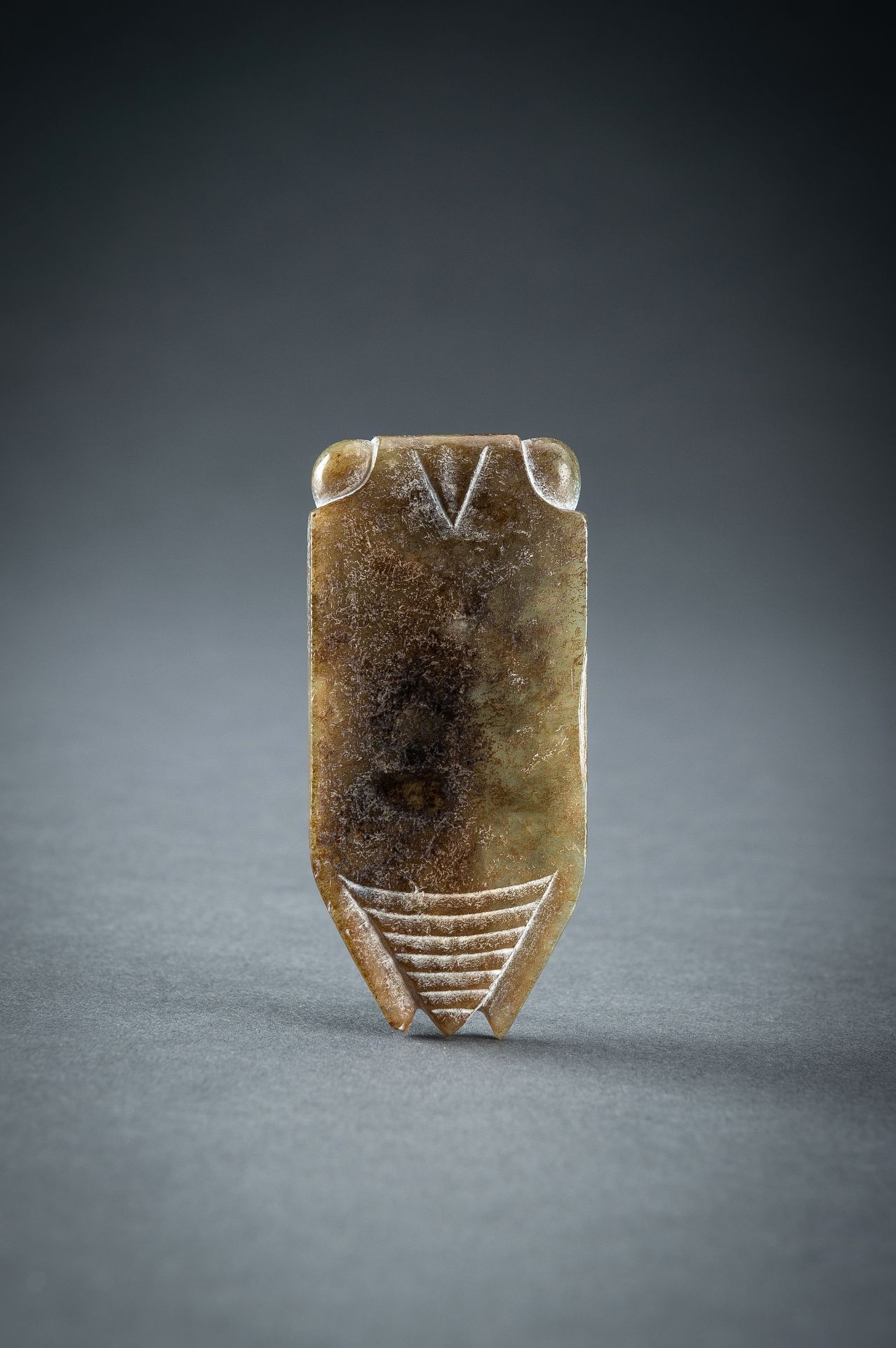 AN ARCHAISTIC GREEN JADE PENDANT OF A CICADA - Image 9 of 20