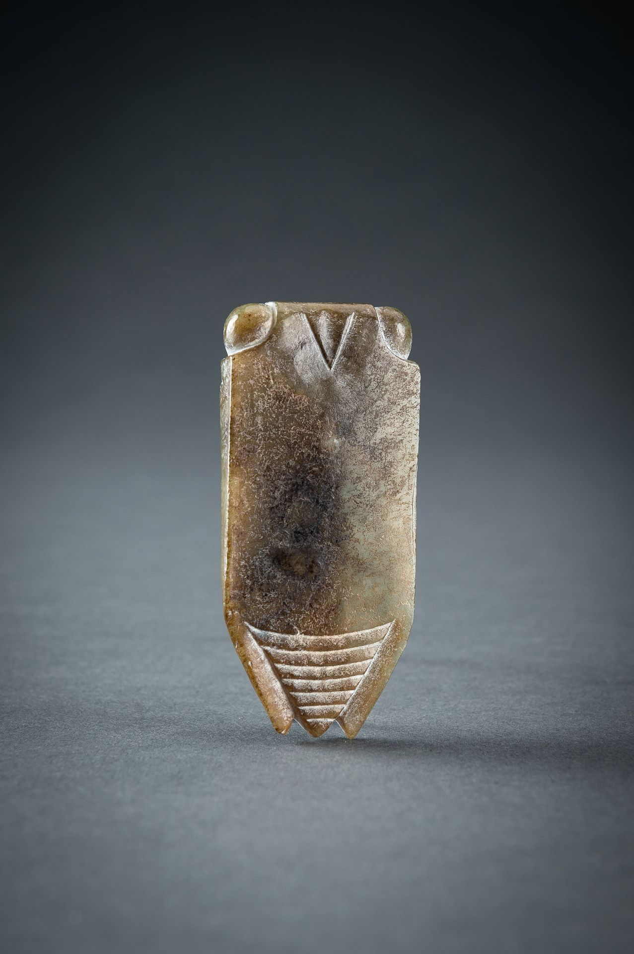 AN ARCHAISTIC GREEN JADE PENDANT OF A CICADA - Image 8 of 20