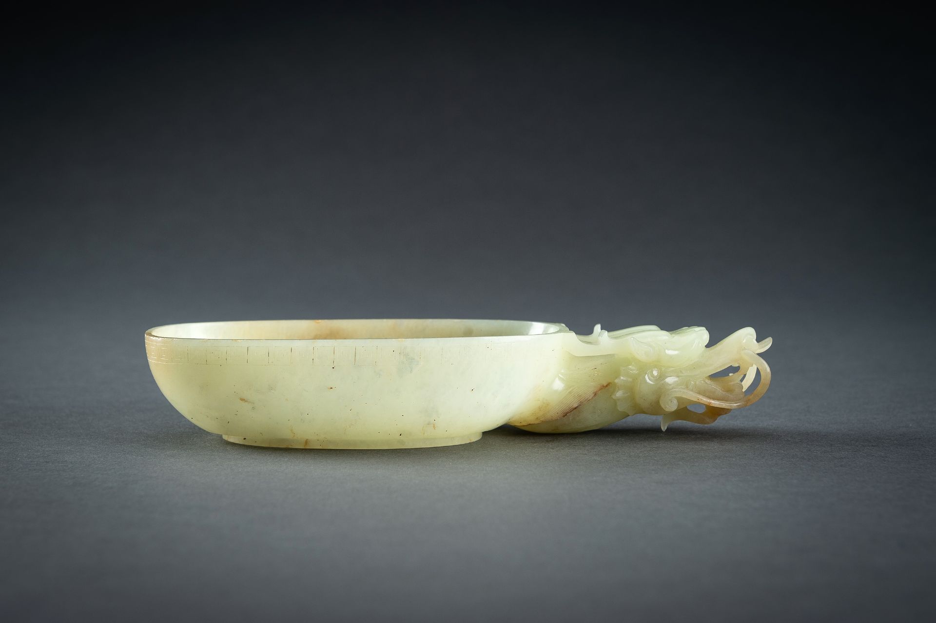 AN ARCHAISTIC YELLOW JADE 'DRAGON' WASHER - Image 15 of 20