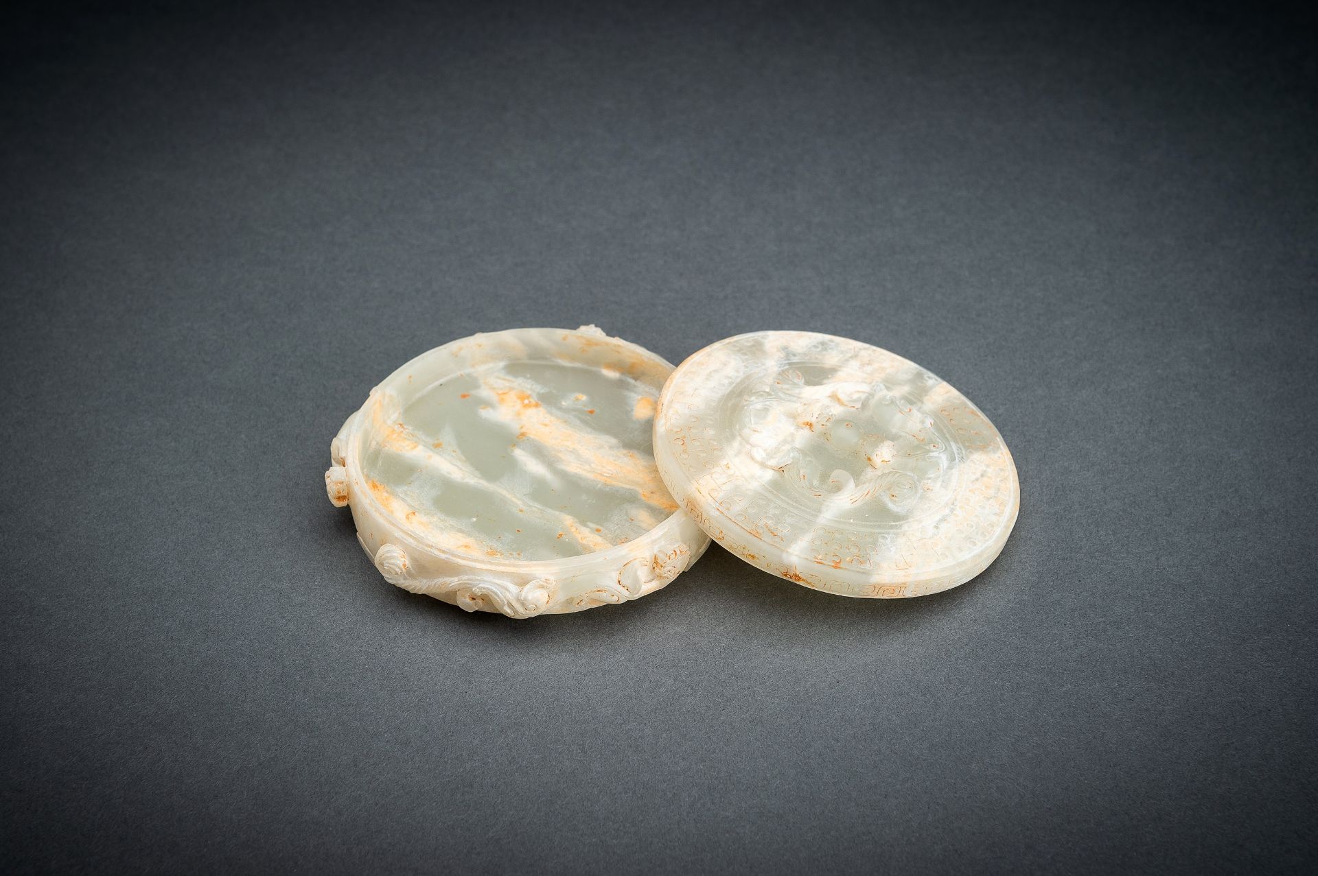 AN ARCHAISTIC PALE CELADON JADE 'CHILONG' BOX AND COVER - Image 15 of 16