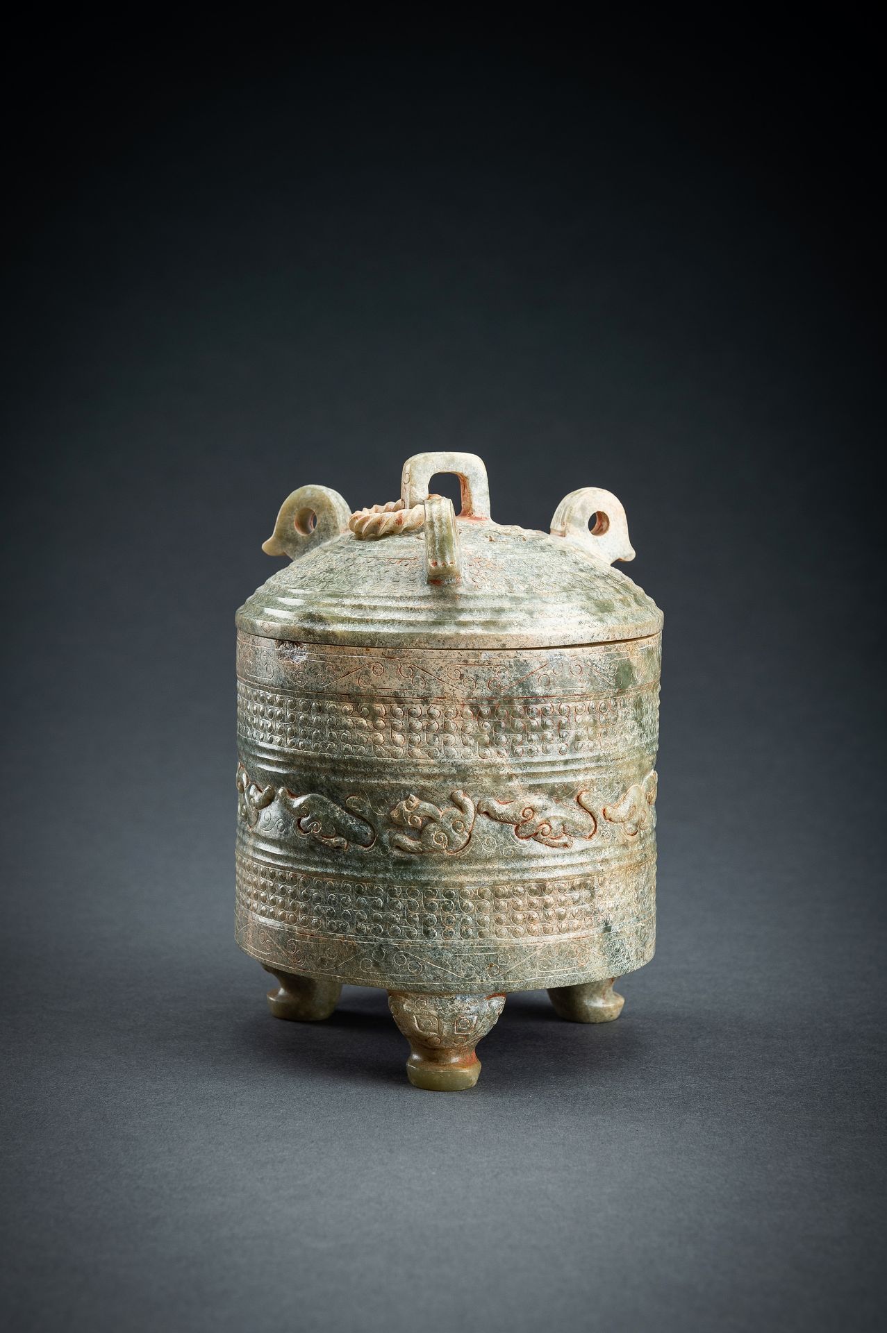 AN ARCHAISTIC GREEN JADE TRIPOD VESSEL - Image 7 of 16
