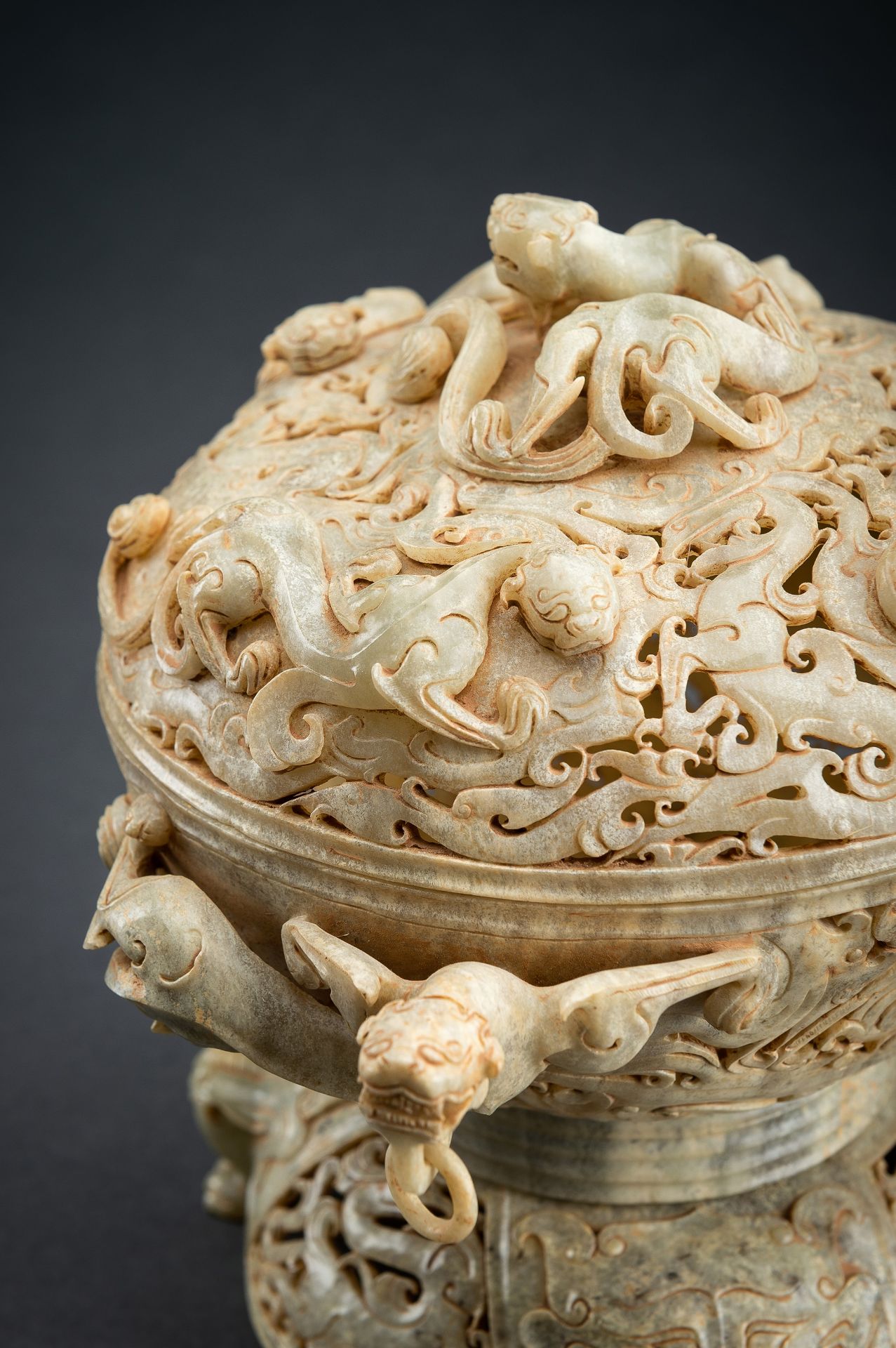 A LARGE AND IMPRESSIVE 3-PART RETICULATED CELADON JADE VESSEL