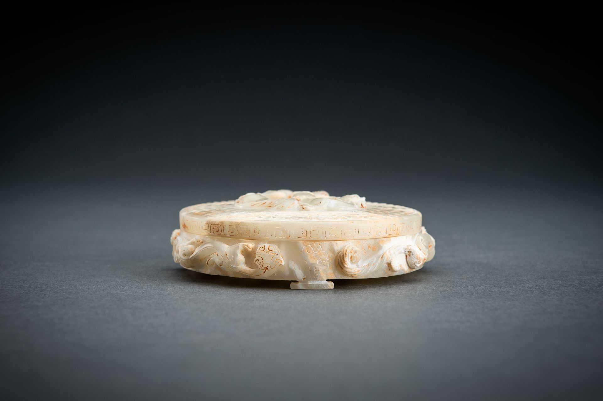 AN ARCHAISTIC PALE CELADON JADE 'CHILONG' BOX AND COVER - Image 5 of 16