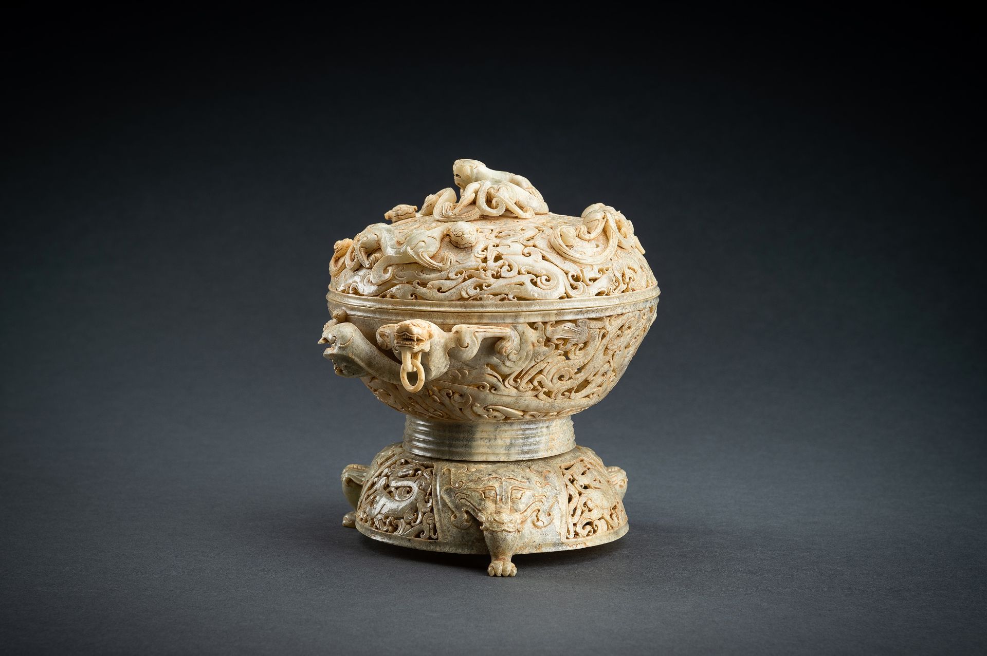 A LARGE AND IMPRESSIVE 3-PART RETICULATED CELADON JADE VESSEL - Image 4 of 19