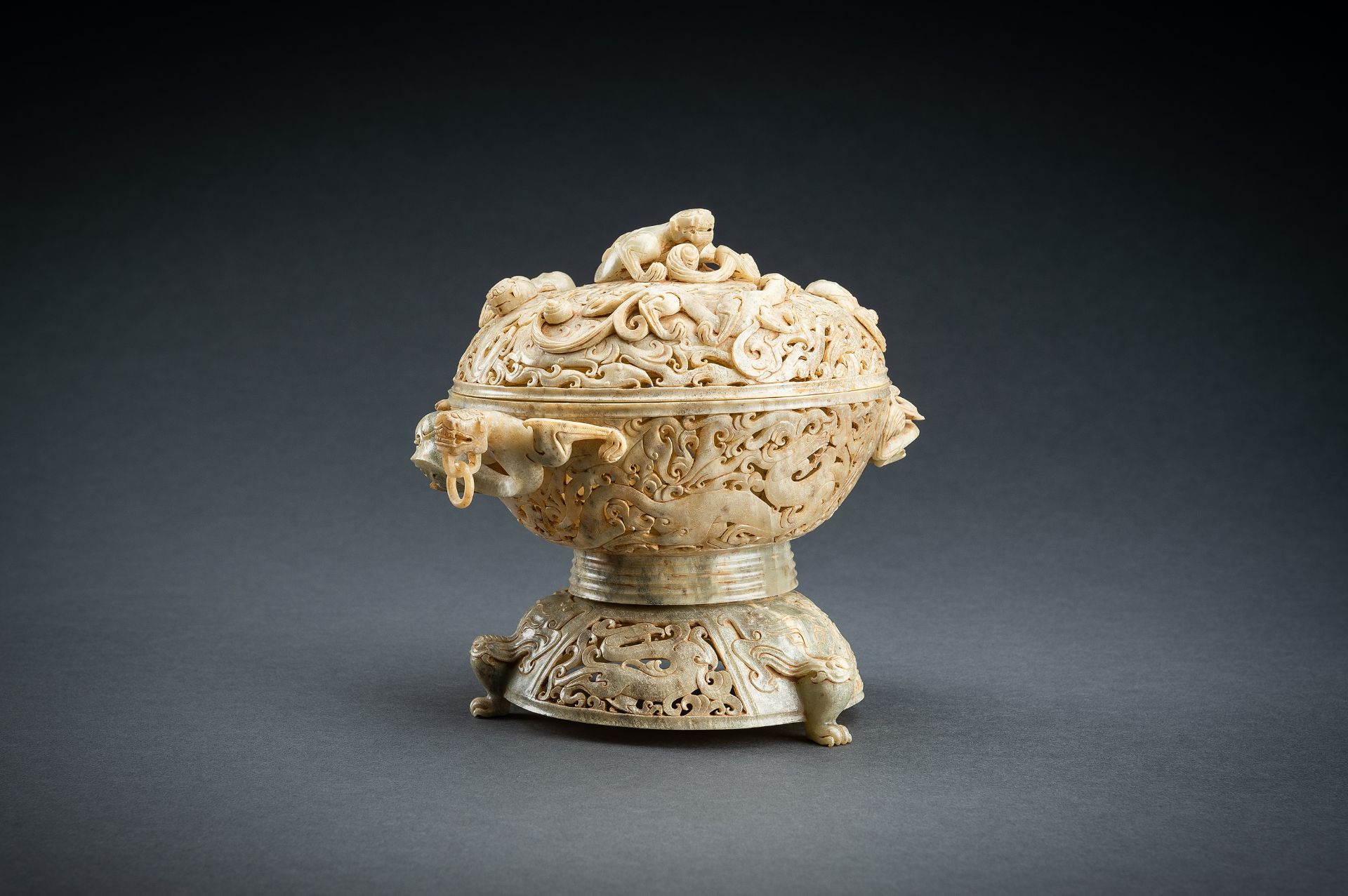 A LARGE AND IMPRESSIVE 3-PART RETICULATED CELADON JADE VESSEL - Image 12 of 19