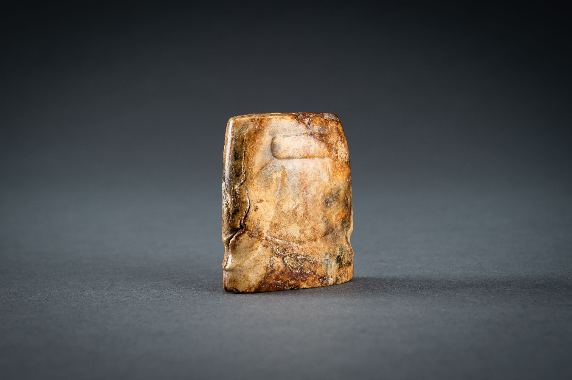 AN ARCHAISTIC JADE PENDANT, QING - Image 8 of 15