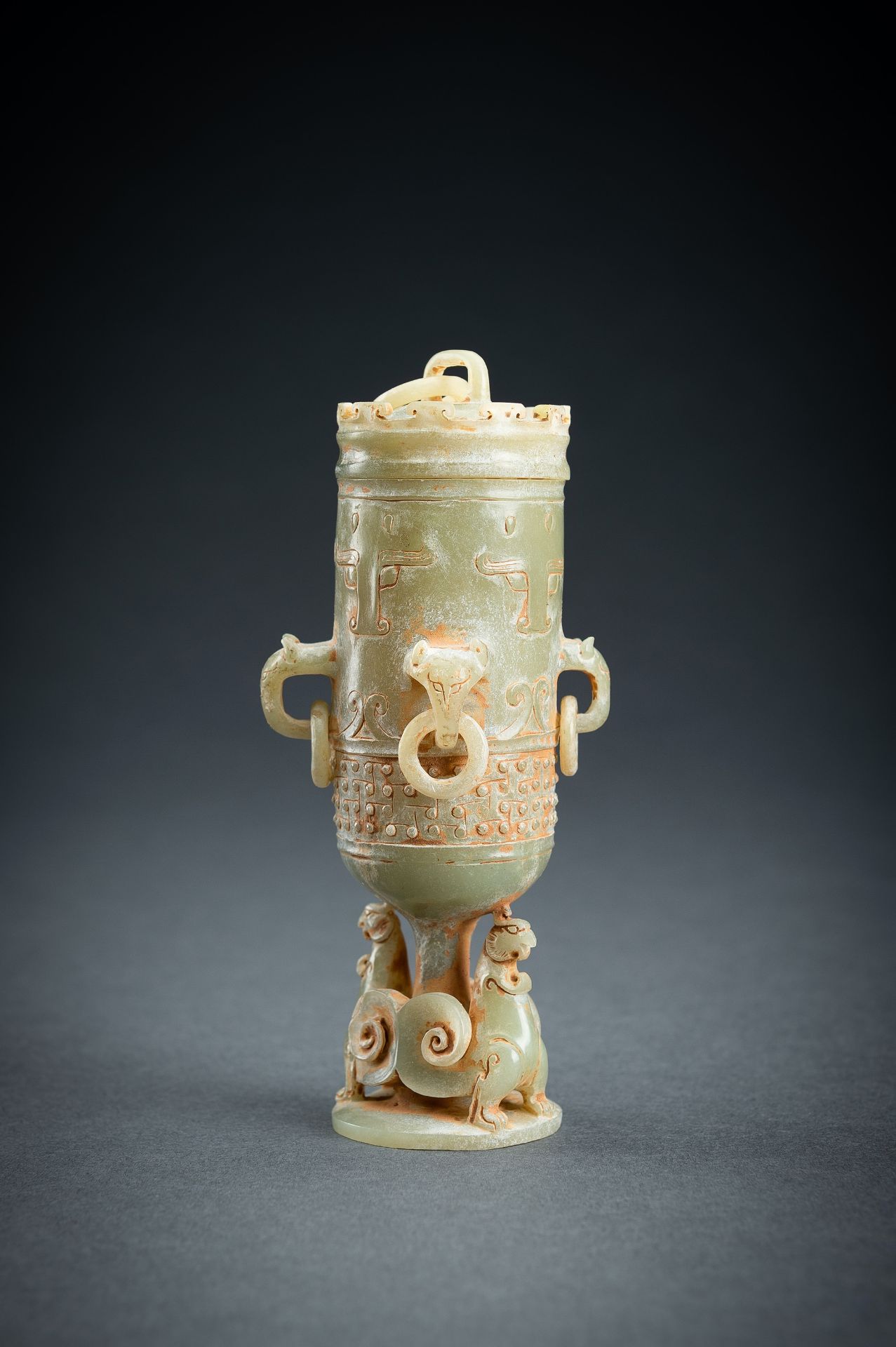 A SMALL ARCHAISTIC CELADON JADE VASE AND COVER - Image 15 of 18