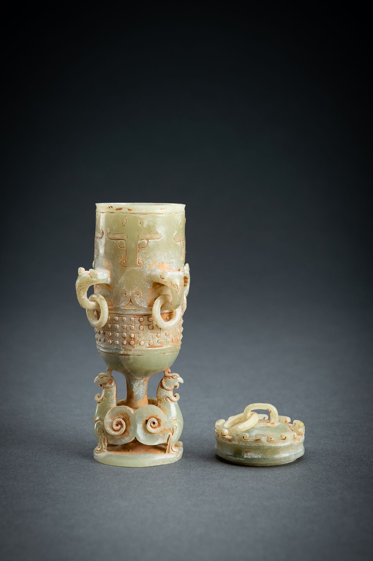 A SMALL ARCHAISTIC CELADON JADE VASE AND COVER - Image 16 of 18
