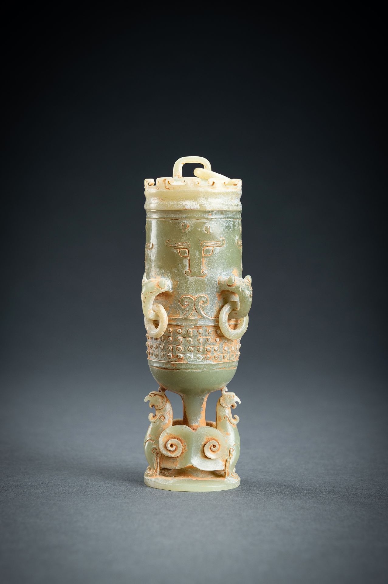 A SMALL ARCHAISTIC CELADON JADE VASE AND COVER - Image 2 of 18