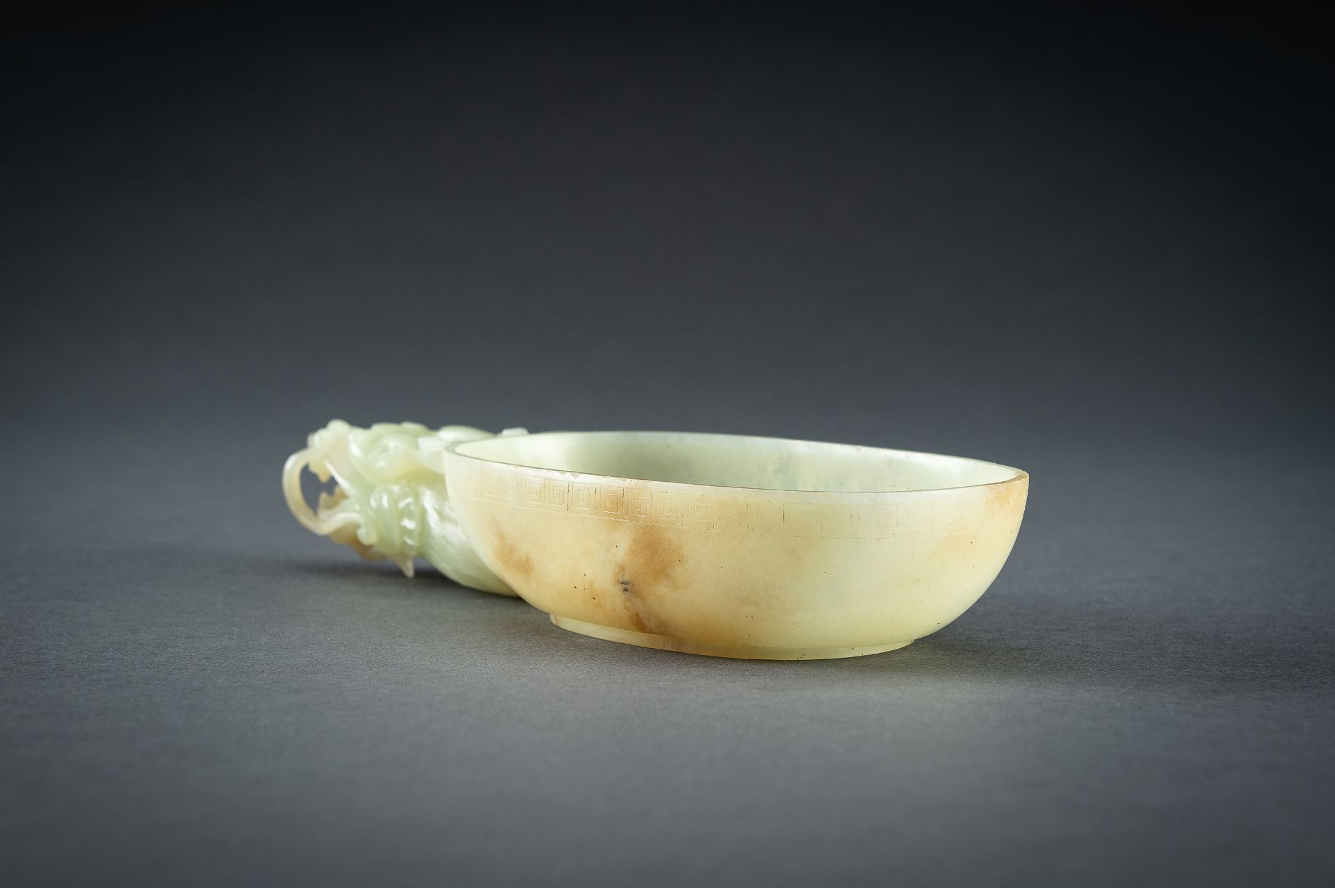 AN ARCHAISTIC YELLOW JADE 'DRAGON' WASHER - Image 16 of 20