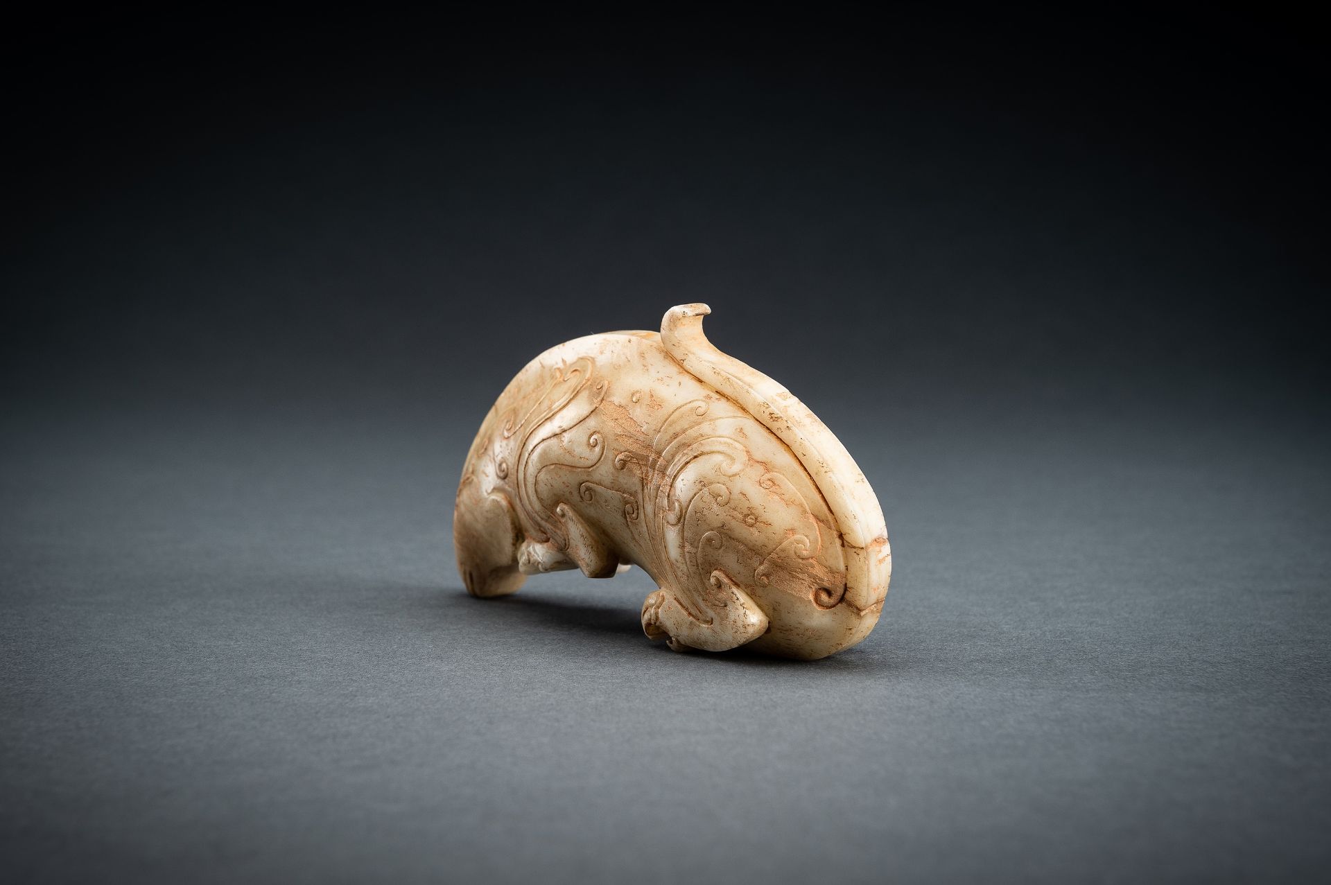 AN ARCHAISTIC CREAM JADE FIGURE OF A MYTHICAL BEAST - Image 6 of 14