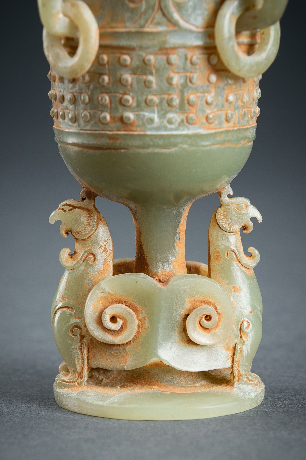 A SMALL ARCHAISTIC CELADON JADE VASE AND COVER - Image 8 of 18