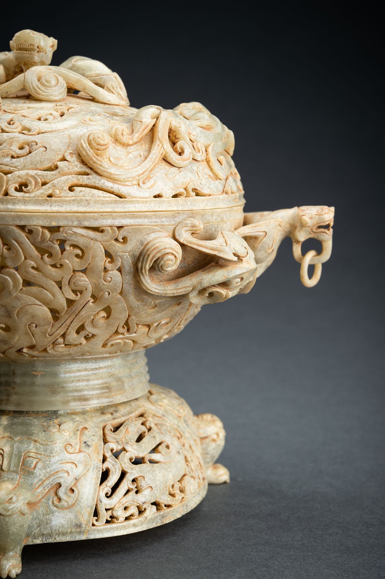 A LARGE AND IMPRESSIVE 3-PART RETICULATED CELADON JADE VESSEL - Image 19 of 19