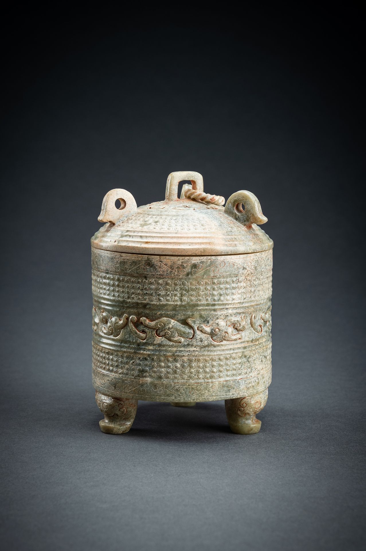 AN ARCHAISTIC GREEN JADE TRIPOD VESSEL - Image 9 of 16