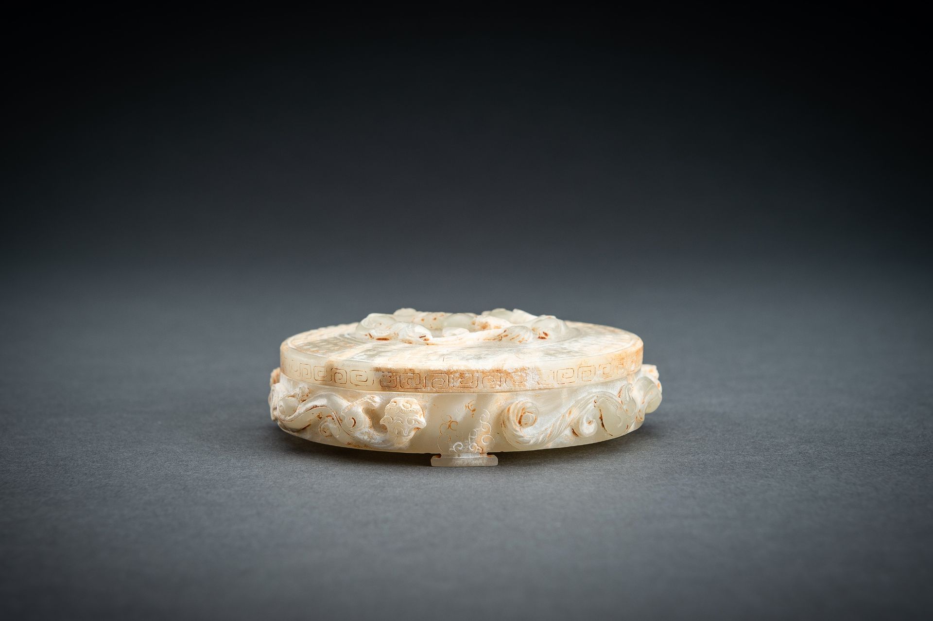 AN ARCHAISTIC PALE CELADON JADE 'CHILONG' BOX AND COVER - Image 7 of 16