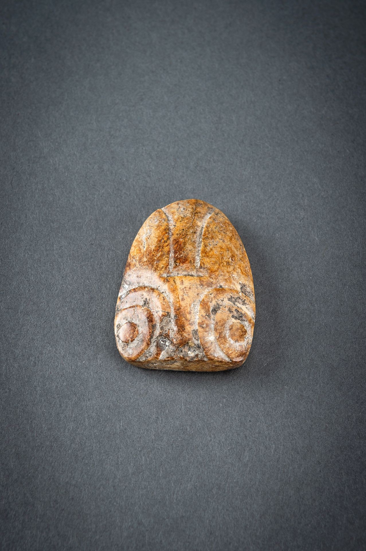 AN ARCHAISTIC AMBER JADE PENDANT OF A CICADA, QING DYNASTY OR EARLIER - Image 15 of 17