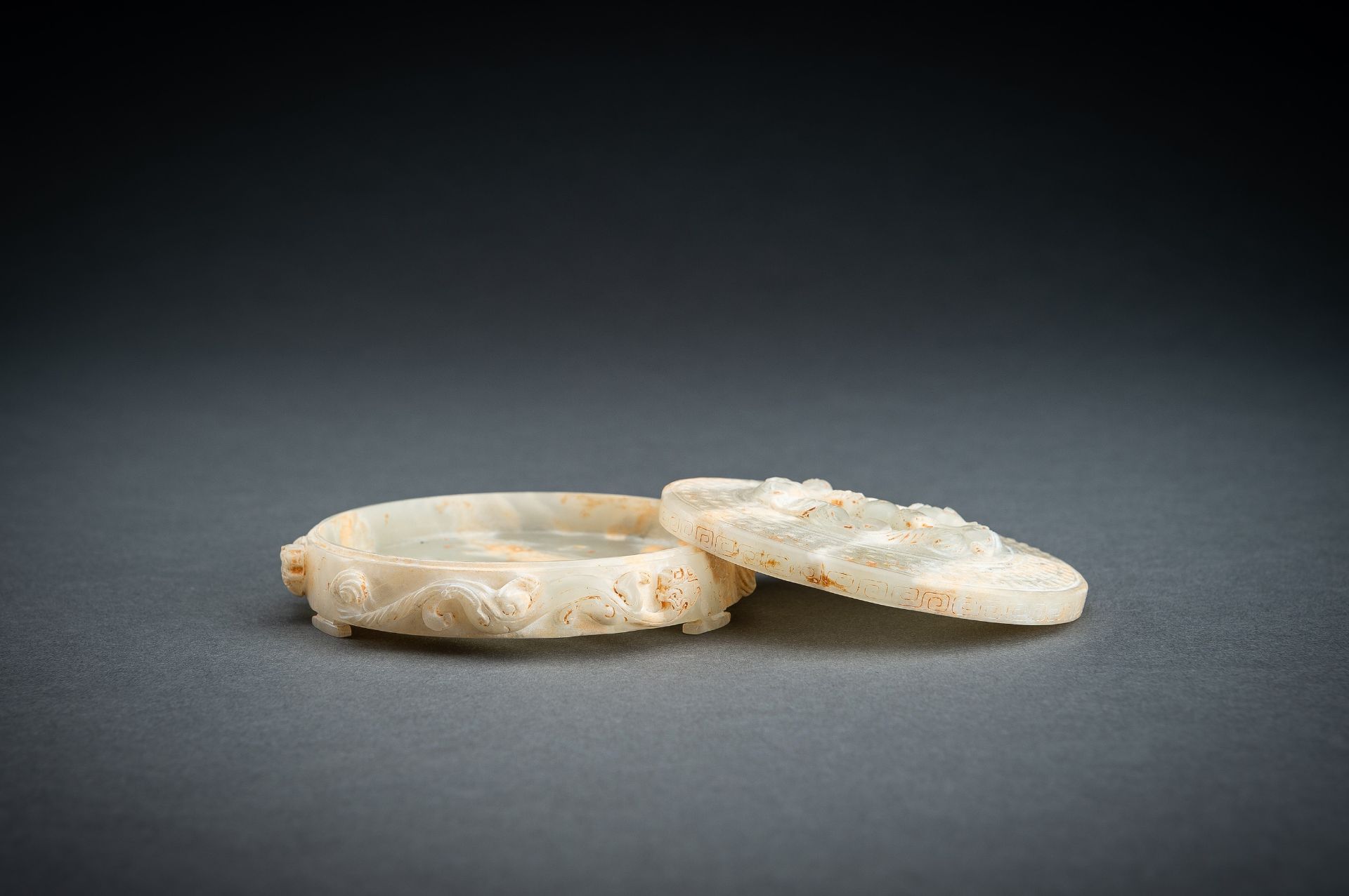AN ARCHAISTIC PALE CELADON JADE 'CHILONG' BOX AND COVER - Image 12 of 16