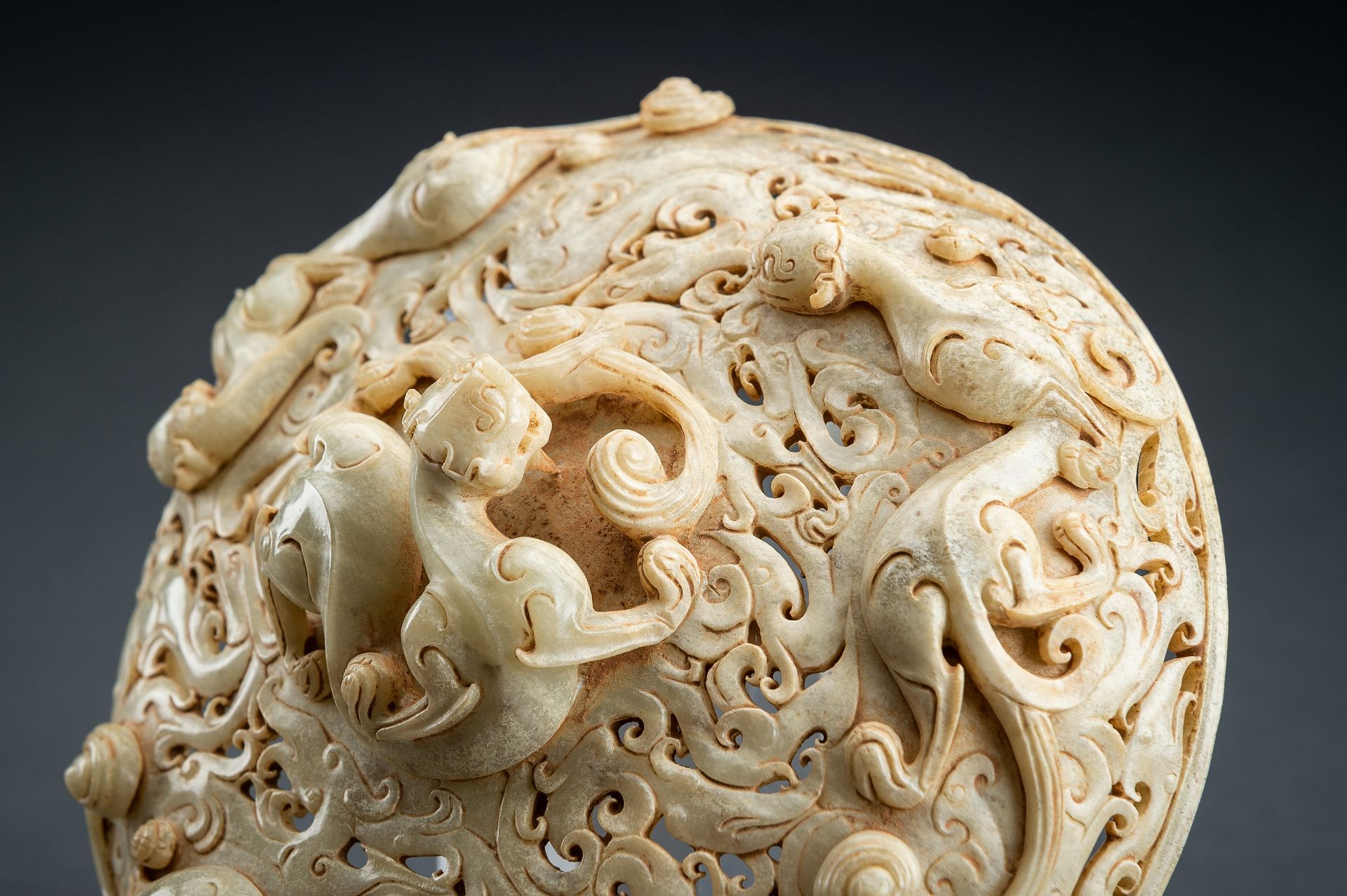 A LARGE AND IMPRESSIVE 3-PART RETICULATED CELADON JADE VESSEL - Image 9 of 19