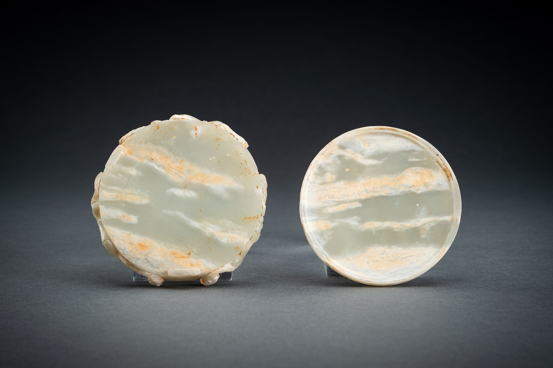 AN ARCHAISTIC PALE CELADON JADE 'CHILONG' BOX AND COVER - Image 16 of 16