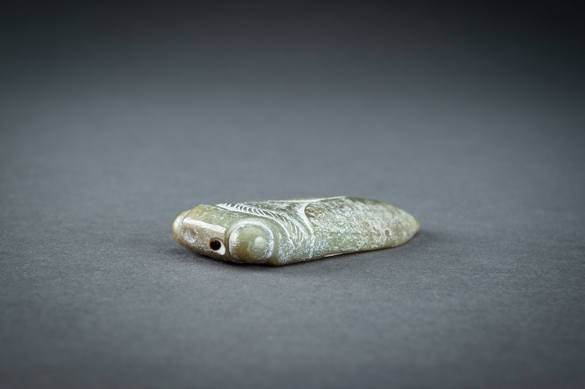 AN ARCHAISTIC GREEN JADE PENDANT OF A CICADA - Image 18 of 20