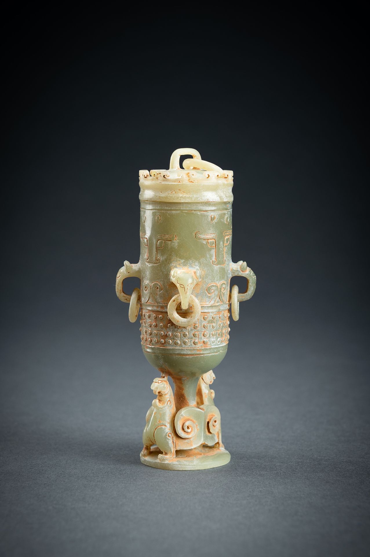 A SMALL ARCHAISTIC CELADON JADE VASE AND COVER - Image 12 of 18