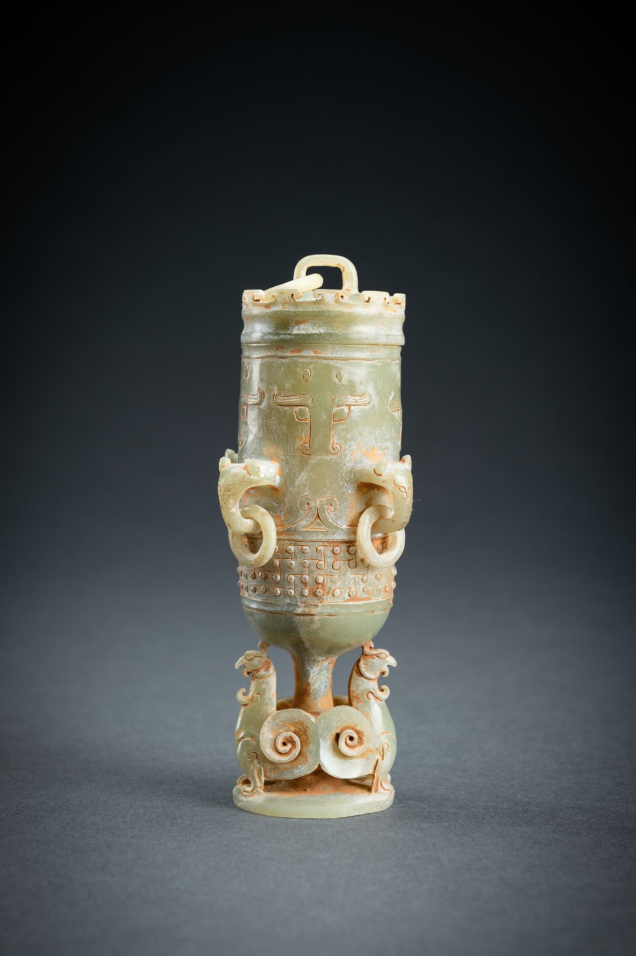 A SMALL ARCHAISTIC CELADON JADE VASE AND COVER - Image 10 of 18