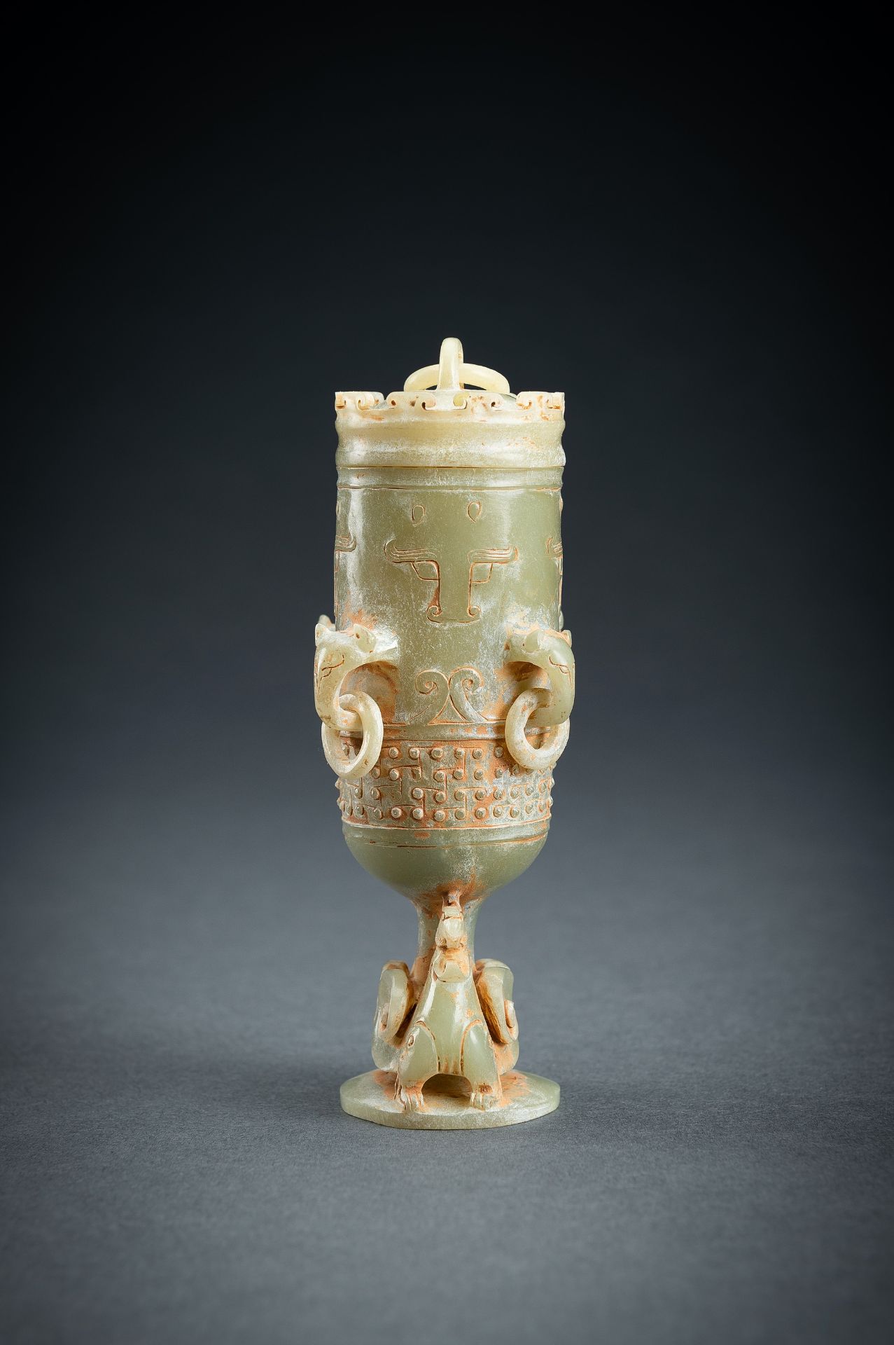 A SMALL ARCHAISTIC CELADON JADE VASE AND COVER - Image 14 of 18