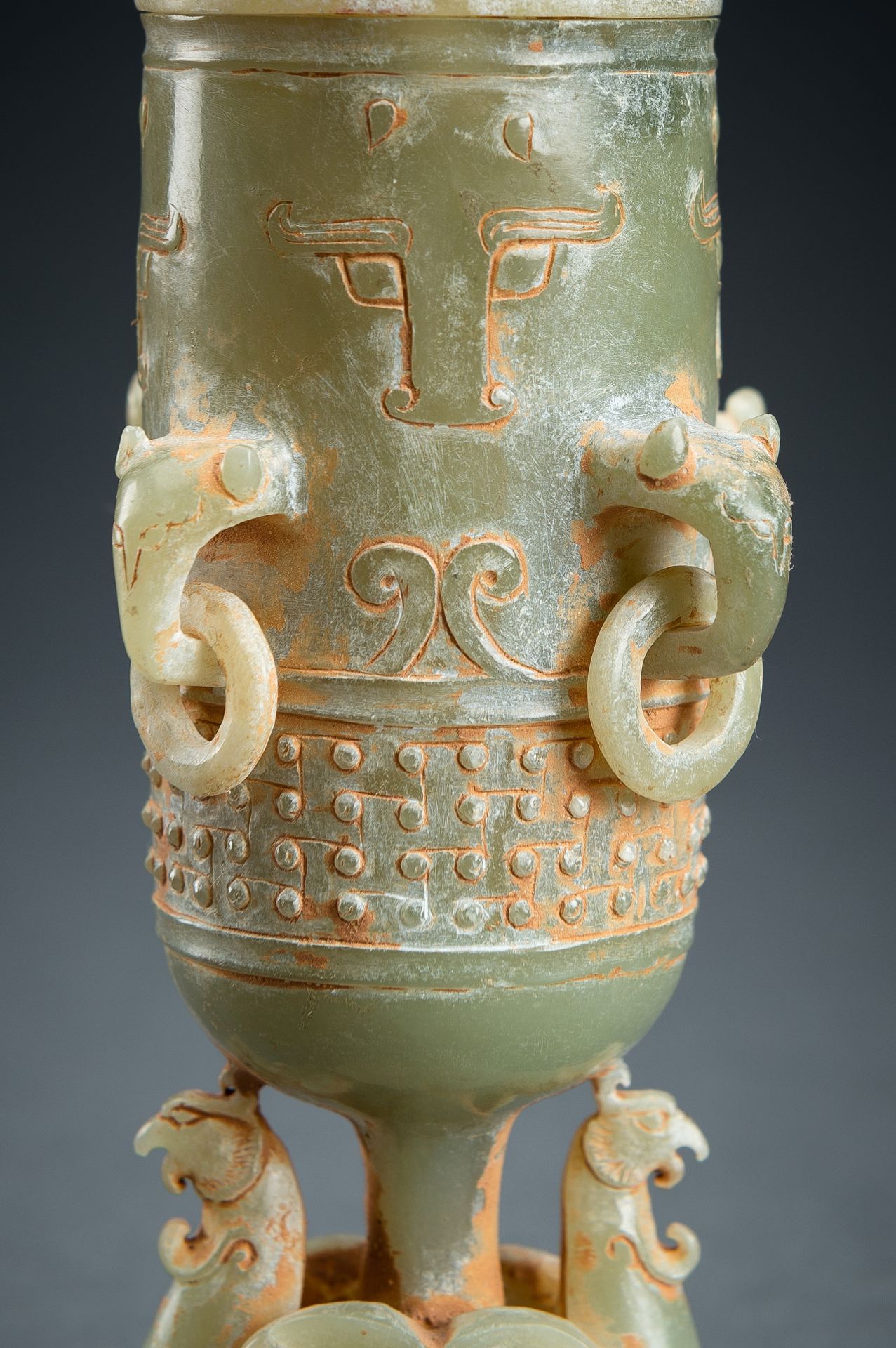 A SMALL ARCHAISTIC CELADON JADE VASE AND COVER - Image 5 of 18