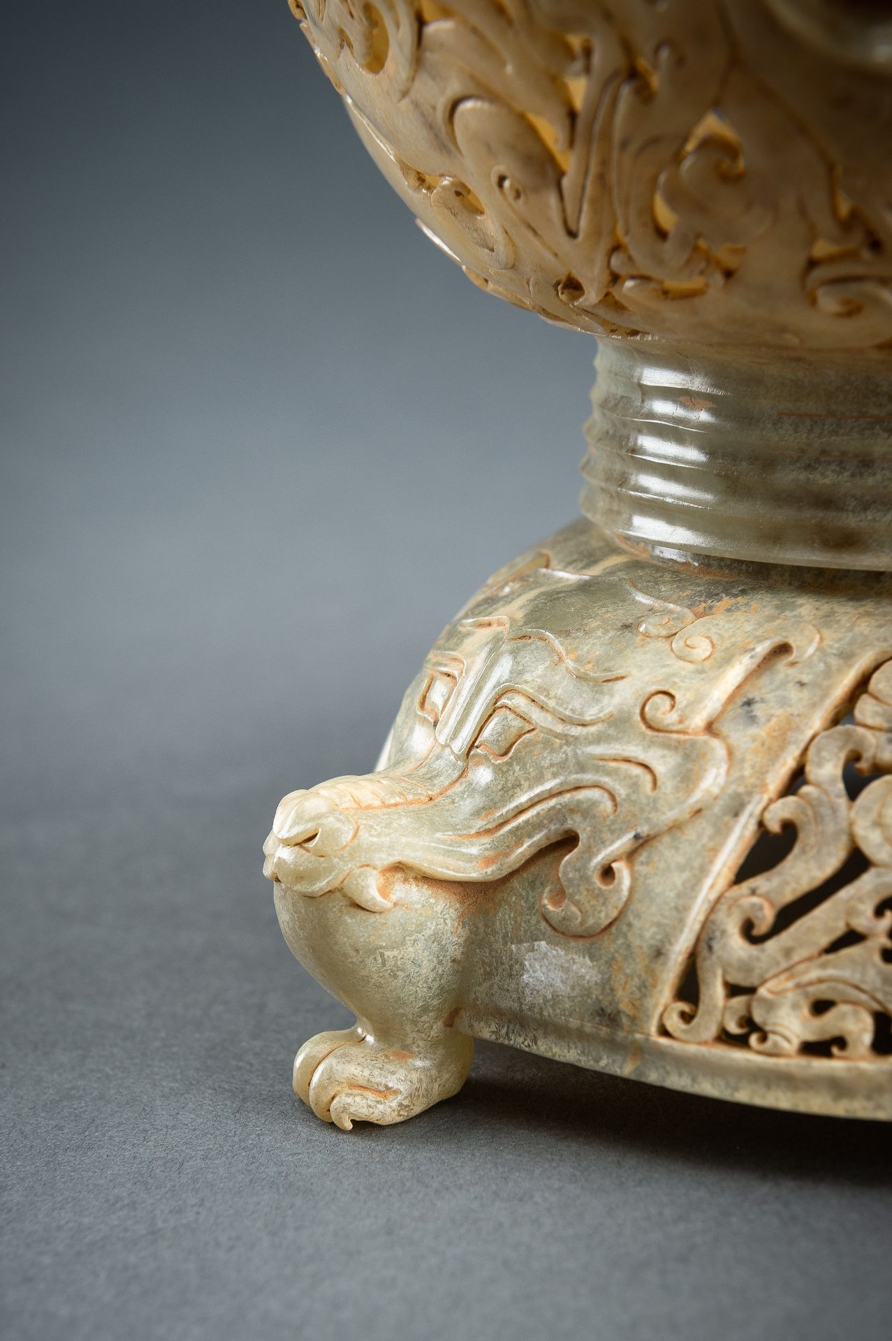 A LARGE AND IMPRESSIVE 3-PART RETICULATED CELADON JADE VESSEL - Image 5 of 19