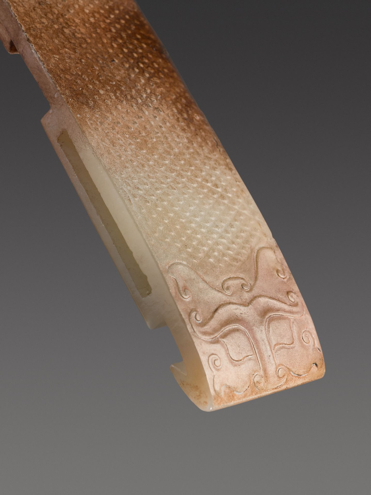 AN ARCHAISTIC PALE CELADON JADE SCABBARD SLIDE, QING - Image 4 of 6