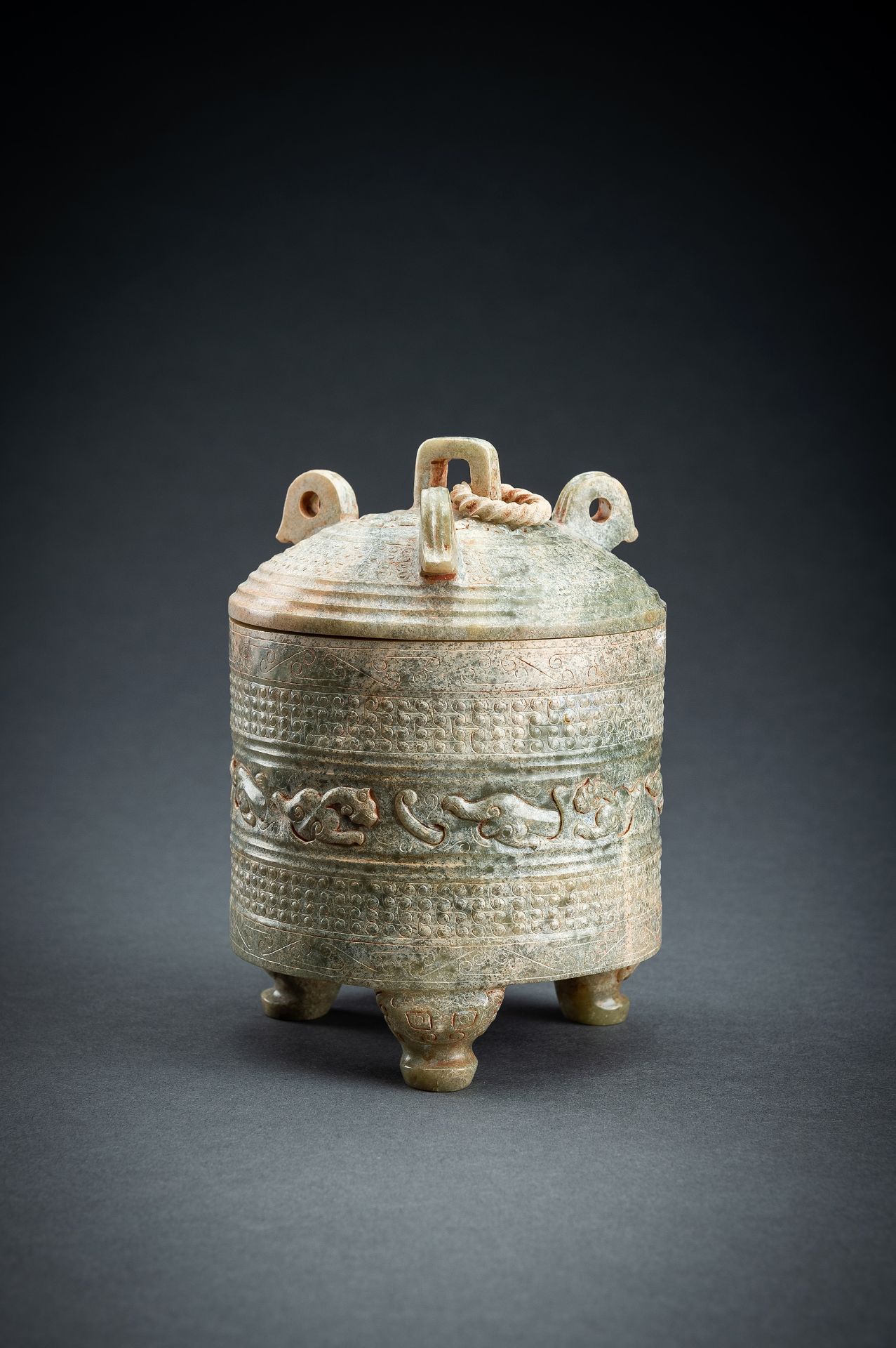 AN ARCHAISTIC GREEN JADE TRIPOD VESSEL - Image 8 of 16
