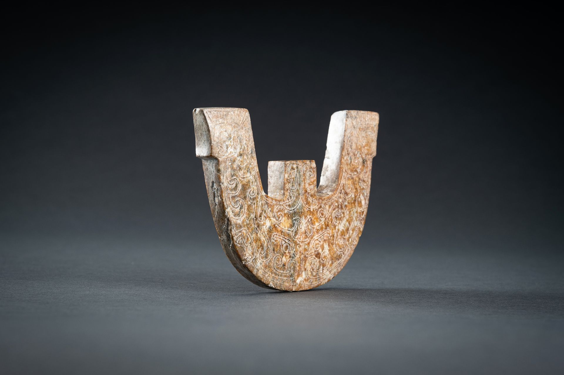AN ARCHAISTIC THREE-PRONGED JADE ORNAMENT, QING - Image 7 of 16