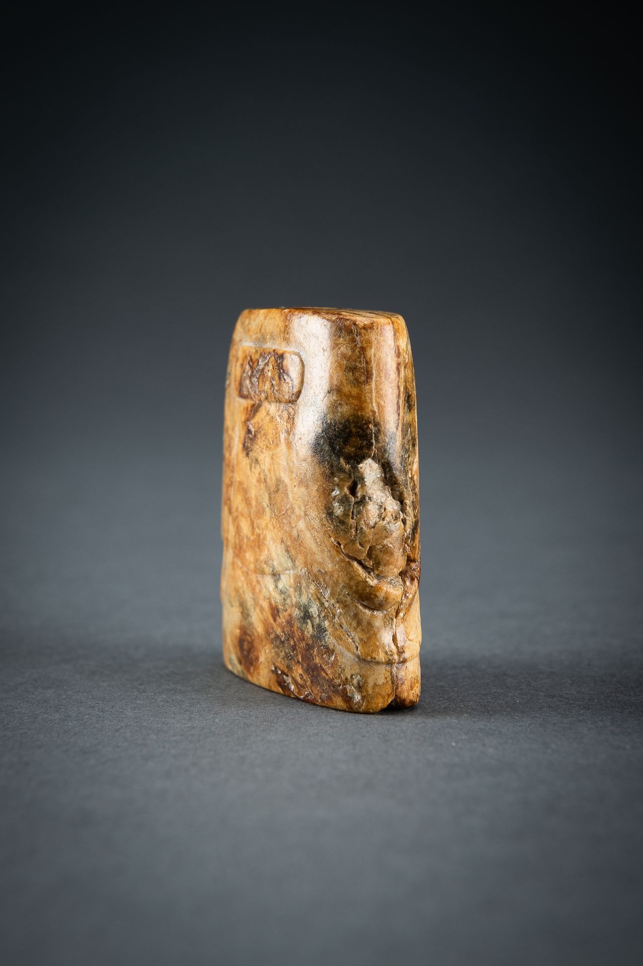 AN ARCHAISTIC JADE PENDANT, QING - Image 6 of 15