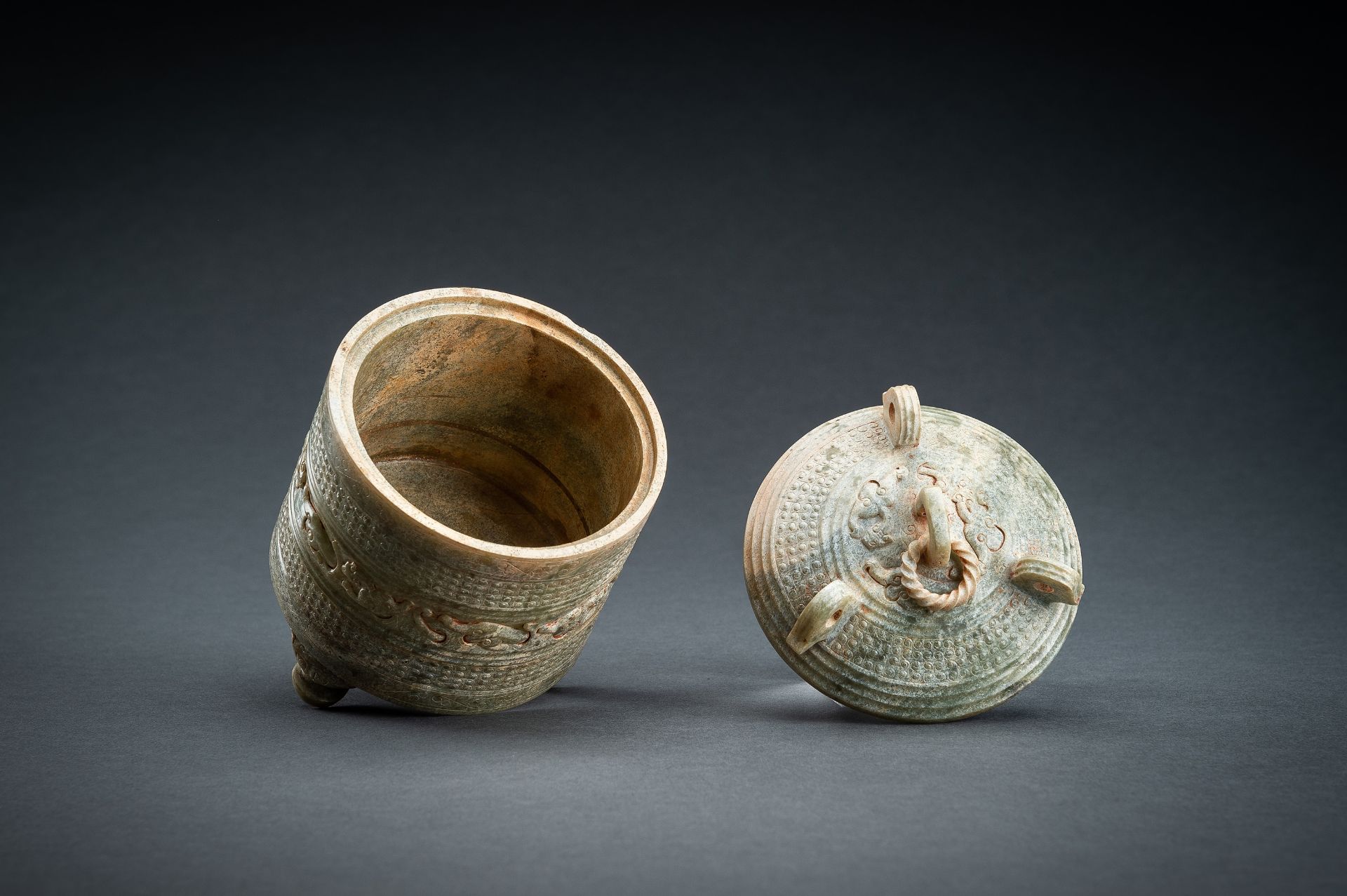 AN ARCHAISTIC GREEN JADE TRIPOD VESSEL - Image 14 of 16