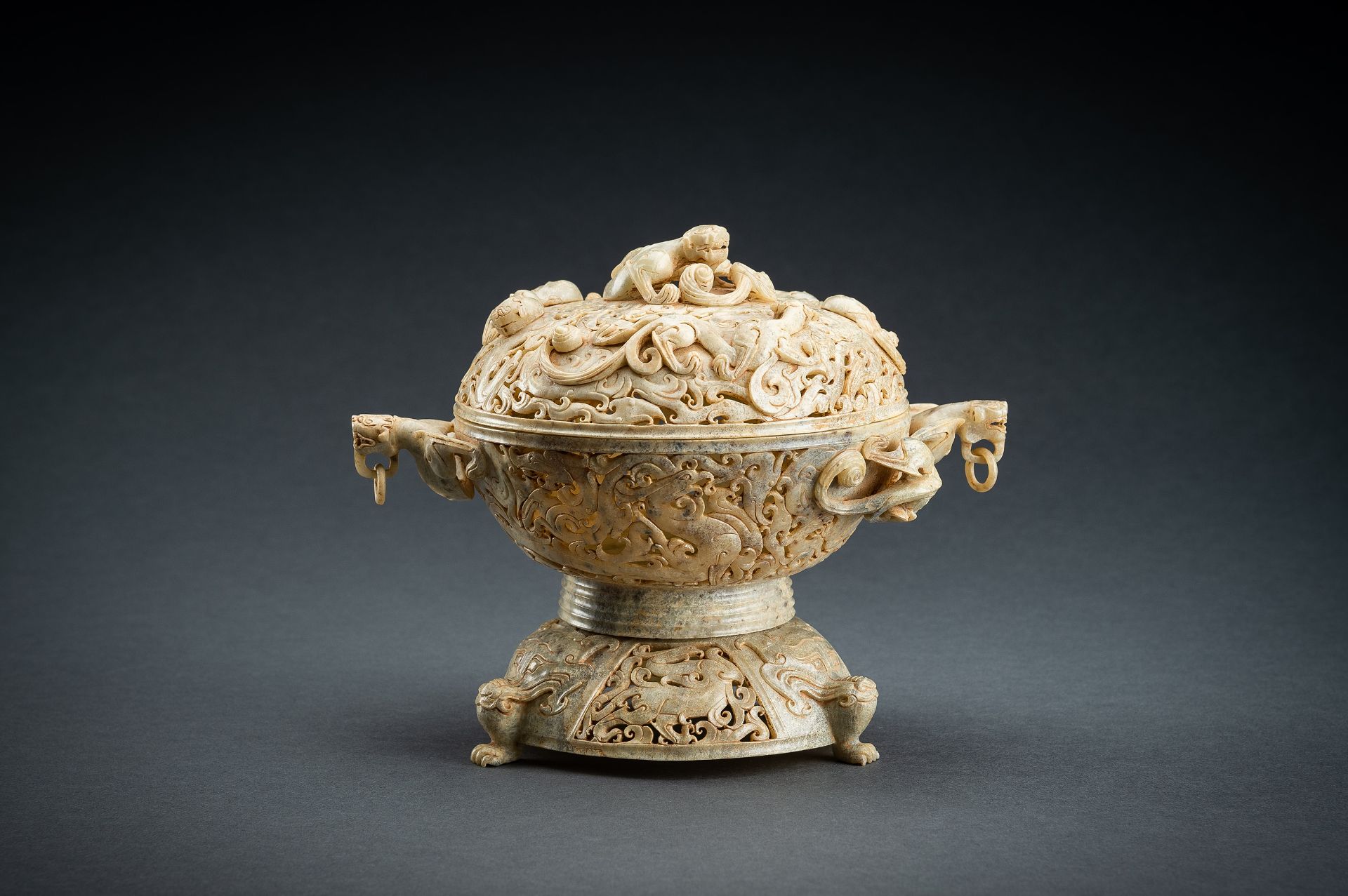 A LARGE AND IMPRESSIVE 3-PART RETICULATED CELADON JADE VESSEL - Image 3 of 19