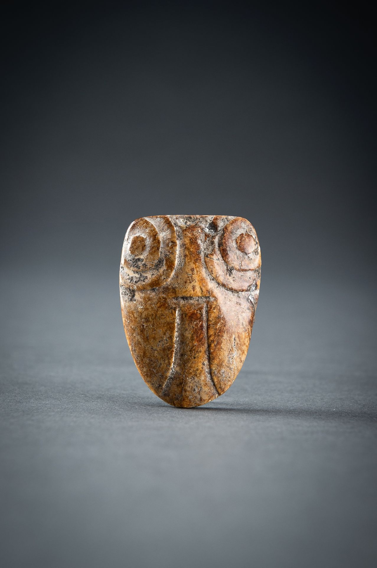 AN ARCHAISTIC AMBER JADE PENDANT OF A CICADA, QING DYNASTY OR EARLIER - Image 2 of 17