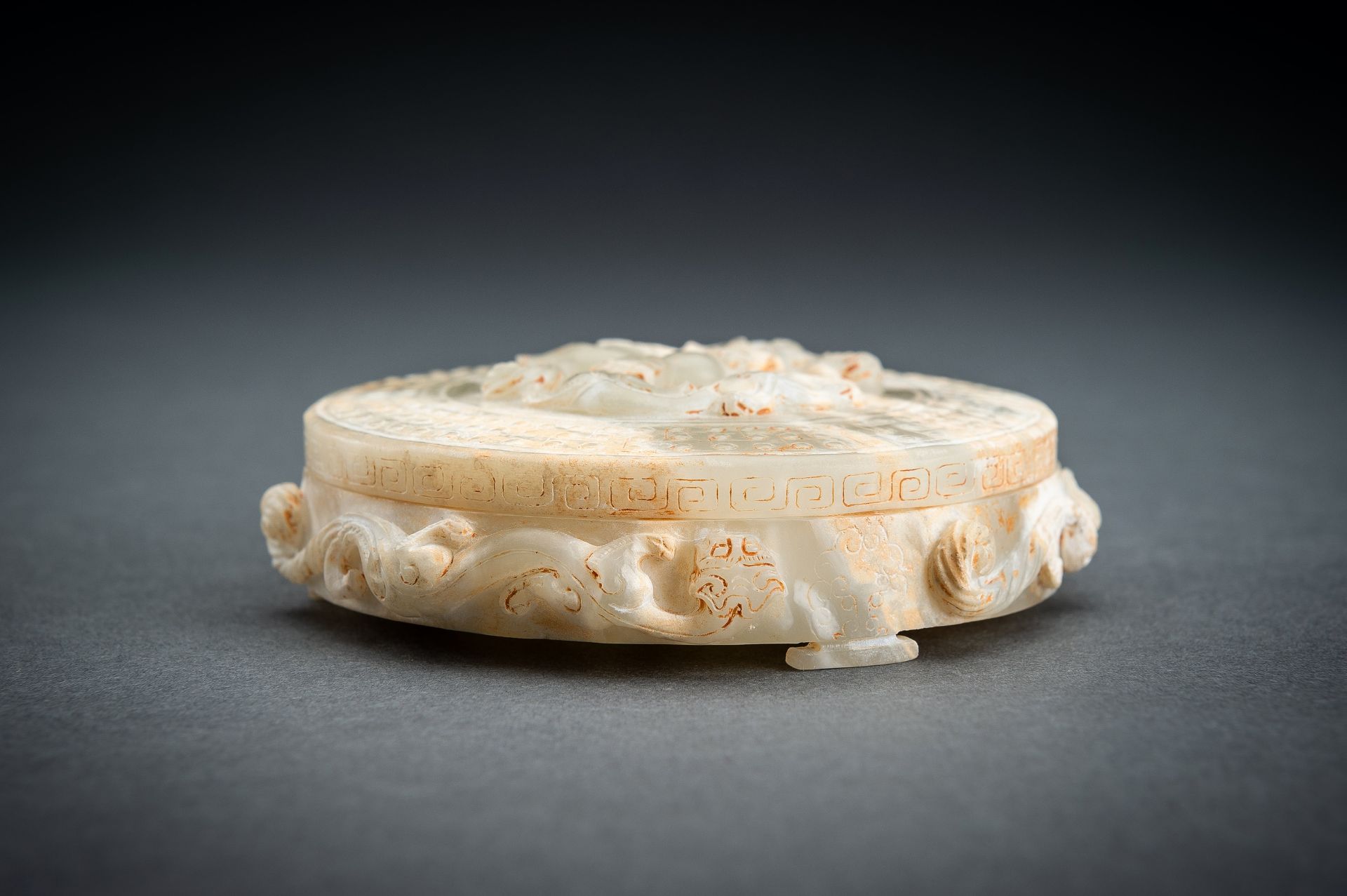 AN ARCHAISTIC PALE CELADON JADE 'CHILONG' BOX AND COVER - Image 4 of 16